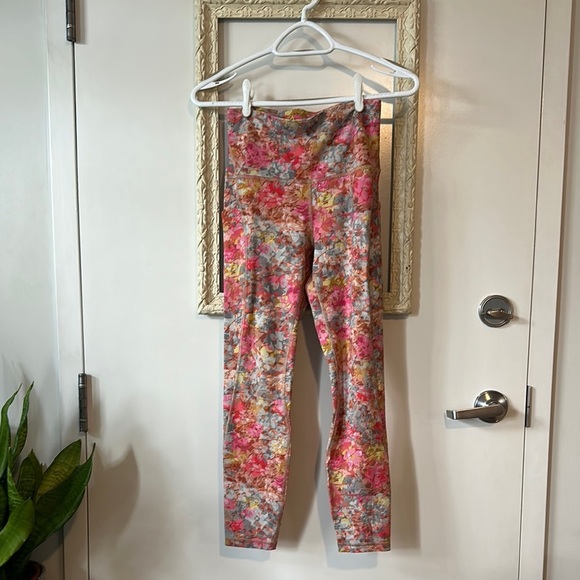 LULULEMON | High Rise Align with Pockets Floral Patterned Leggings 25” - Picture 5 of 16